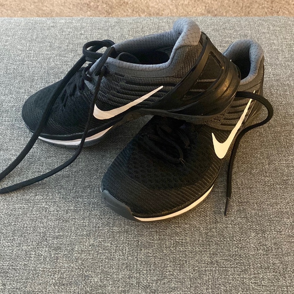 Nike Metcon womens workout tennis shoes size 6.5. Great condition barely worn